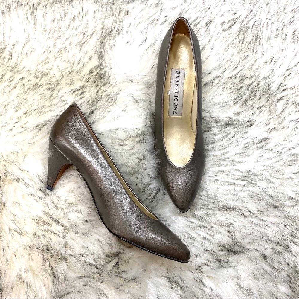 EUC Evan Picone Leather Pump in Pewter Color